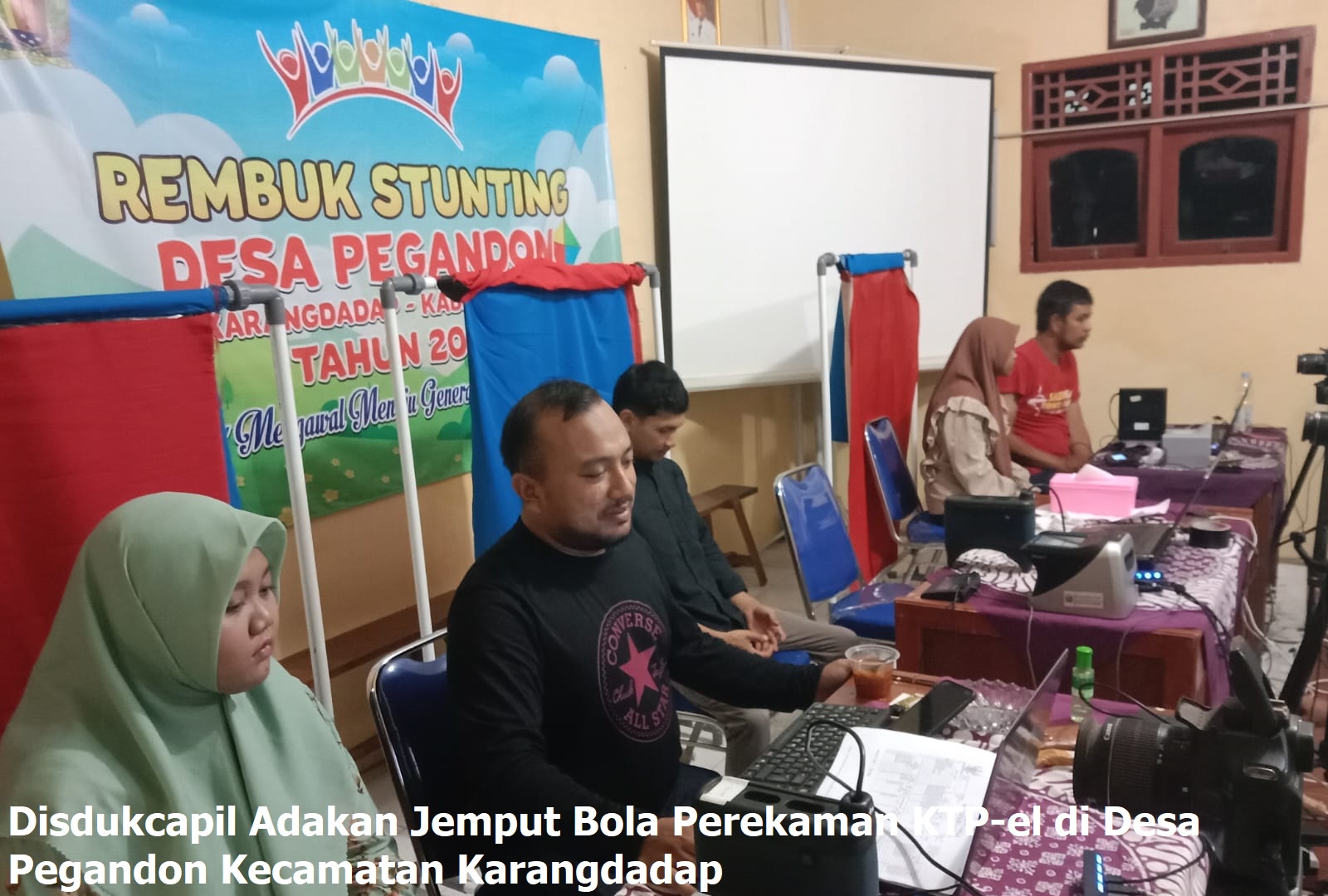 Disdukcapil Adakan Jemput Bola Perekaman KTP-el di Desa Pegandon Kecamatan Karangdadap
