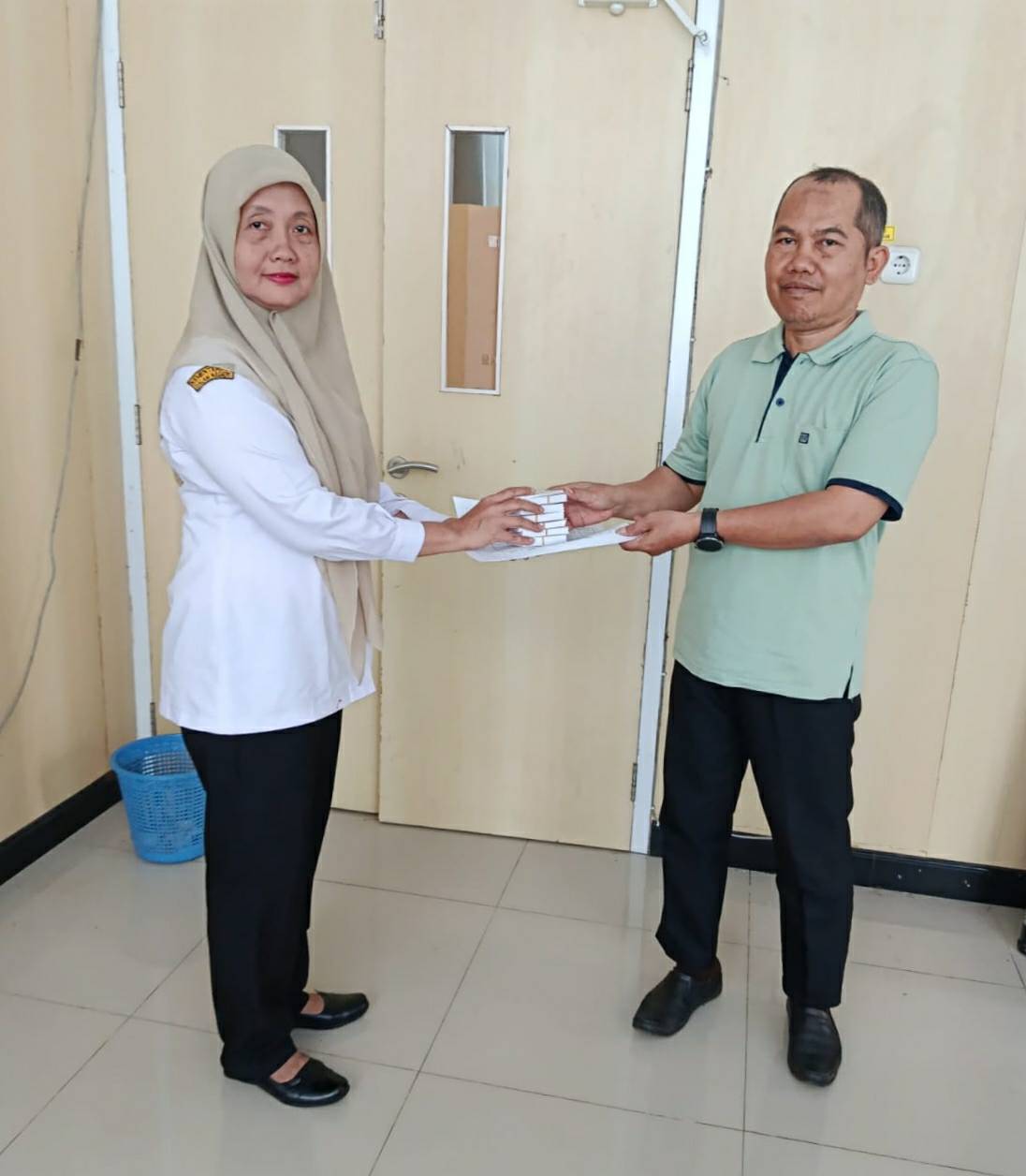 Disdukcapil Serahkan KIA Program Kolektif Bagi Murid SDN 02 Sumub Lor