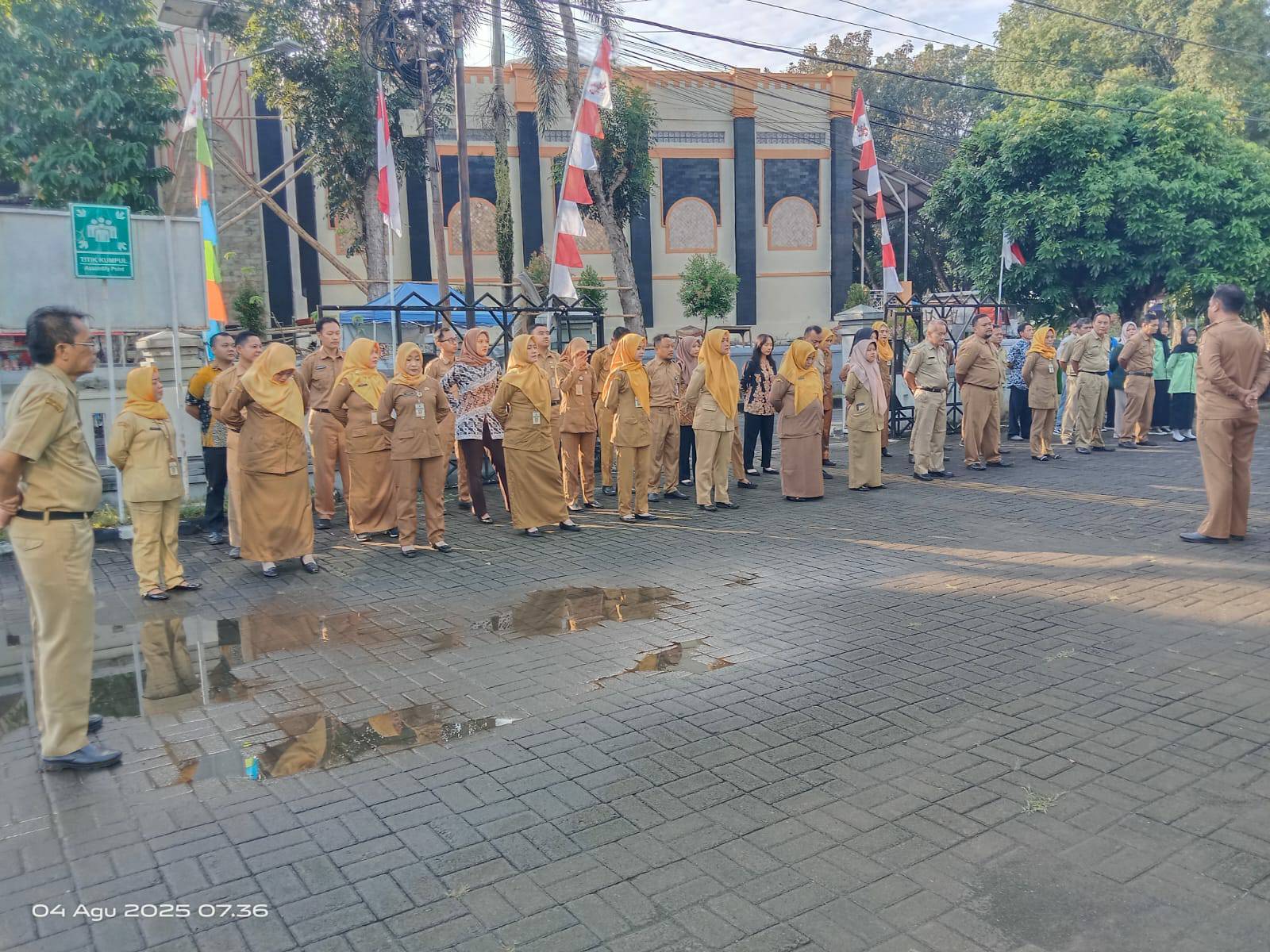 Kepala Disdukcapil Berikan Pembinaan Pegawai pada Pelaksanaan Apel Pagi