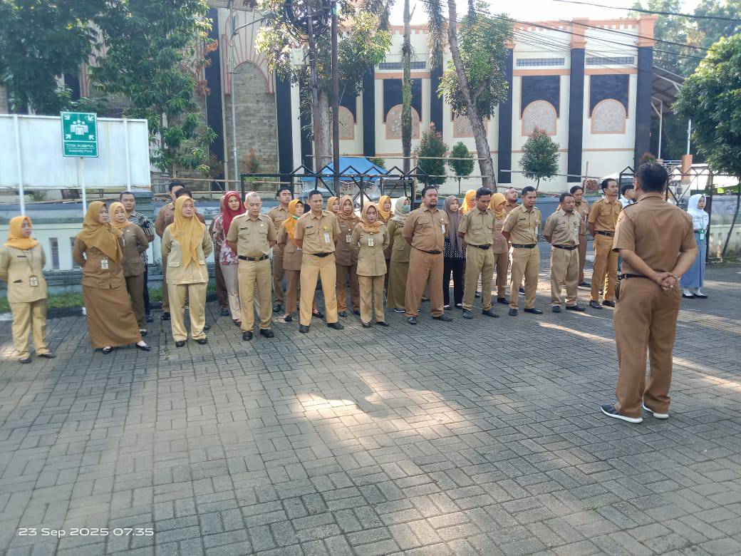 Tingkatkan Pelayanan Kepala Disdukcapil Berikan Pembinaan Pegawai pada Apel Pagi