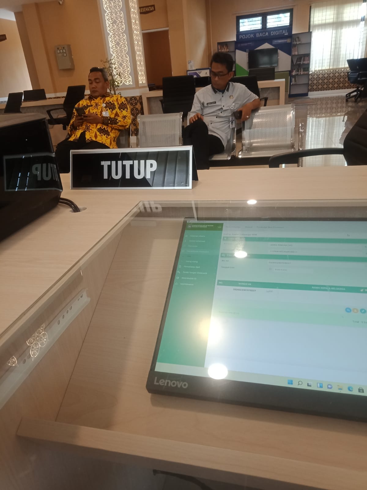 Kepala Disdukcapil Meninjau Kesiapan Stand Disdukcapil di MPP